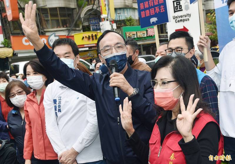 國民黨主席朱立倫（中）等人街頭宣講公投四個都同意。（資料照）