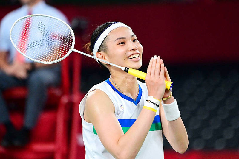 Taiwan’s Tai Tzu-ying celebrates after beating Thailand’s Ratchanok Intanon in their women’s singles badminton quarter-final match during the Tokyo Olympic Games at the Musashino Forest Sports Plaza on July 30.
Photo: AFP