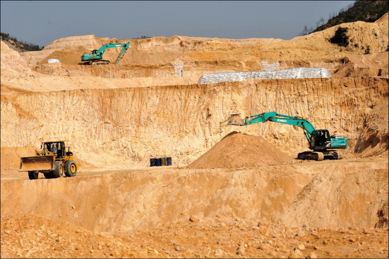 为中国的稀土重要产地江西省一个稀土矿，工人正用机械设备开採稀土。（美联社档案照）(photo:LTN)