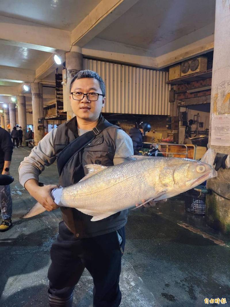 西嶼船隊捕獲的大午仔魚，重達9.3公斤。（記者劉禹慶攝）
