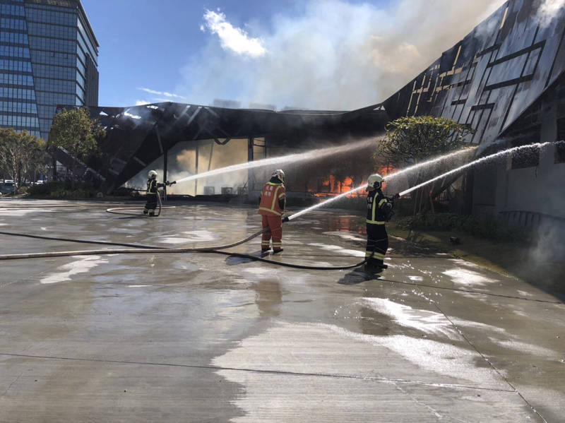 高鐵桃園站附近房屋銷售中心火燒厝，消防人員全力搶救，屋內裝潢付之一炬。（記者李容萍翻攝）