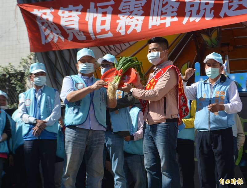 顏寬恒（右）霧峰競選總部今天成立，父親顏清標（左）親自送上「青蒜」，希望順利當選。（記者陳建志攝）