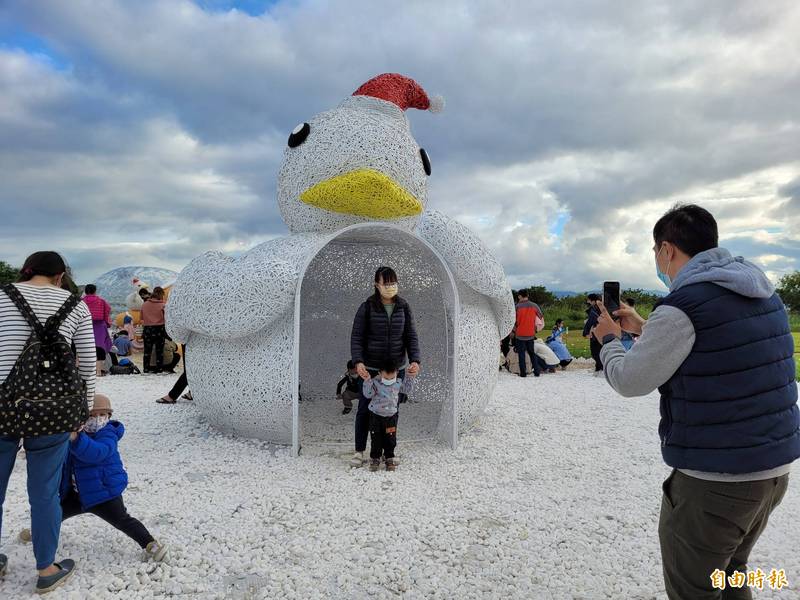 2021新北市鴨鴨公園地景藝術節登場，4米高的鴨鴨雪屋超可愛。（記者賴筱桐攝）