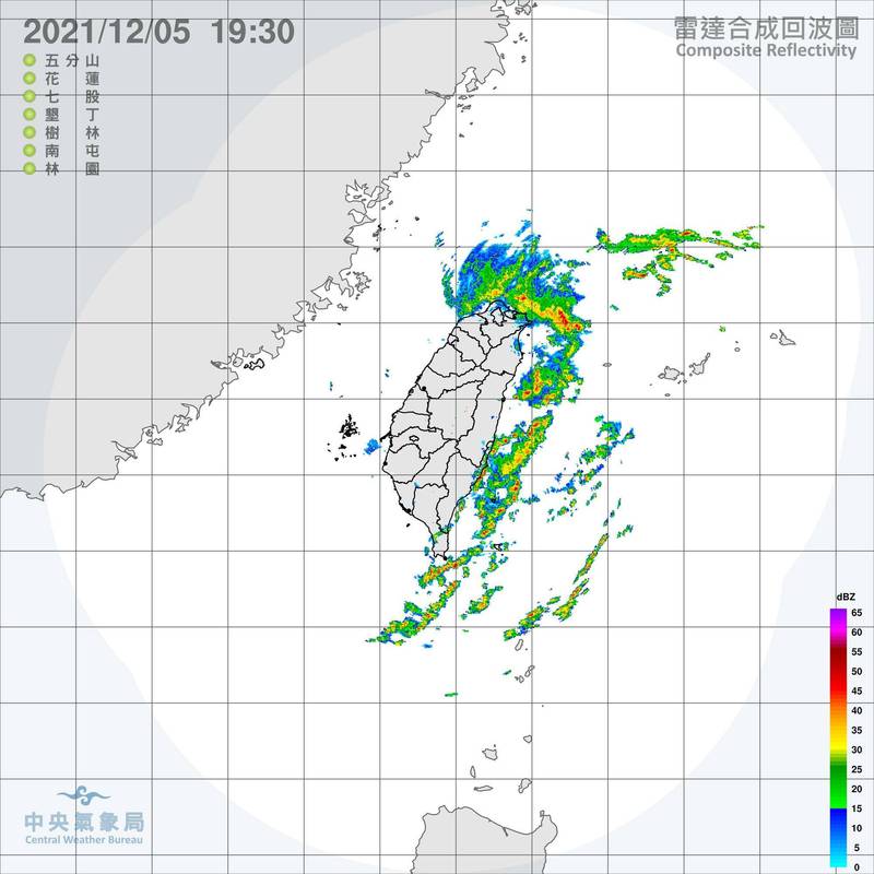 氣象局提供，今晚到明天週一水氣仍多，基隆北海岸及宜蘭仍是降雨最明顯的地方，有局部較大雨勢發生的機率，大台北、桃園及花蓮、台東也有局部短暫雨。（記者陳心瑜翻攝）