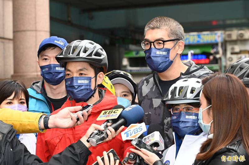 連勝文（右）今在台北市單車街頭宣講，與國民黨立委蔣萬安（左）等人同台時受訪。（記者田裕華攝）