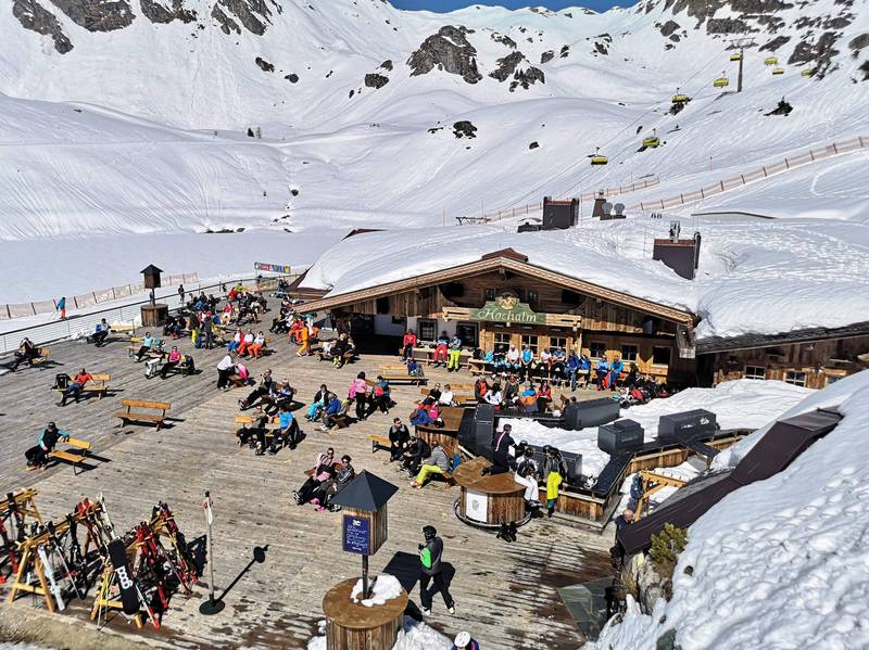 奥地利当地时间週六下午，有11人在萨尔斯堡（Salzburg）塔姆斯韦格县（Tamsweg）的一个斜坡上滑雪，然而一场雪崩造成其中3人死亡、2人受伤。图为奥地利萨尔斯堡一间滑雪场。示意图，与本新闻内容无关。（欧新社资料照）(photo:LTN)