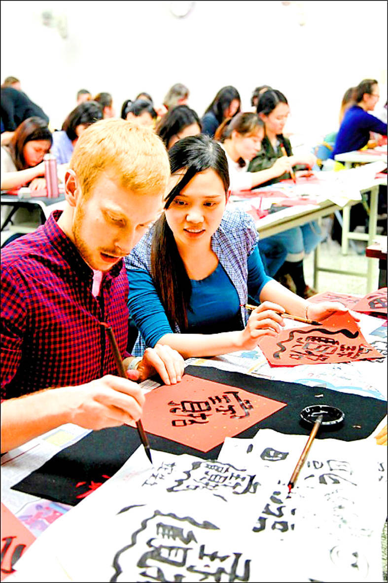 A foreign student practices Chinese calligraphy at National Taiwan Normal University’s Mandarin Training Center in an undated photograph.
Photo courtesy of National Taiwan Normal University