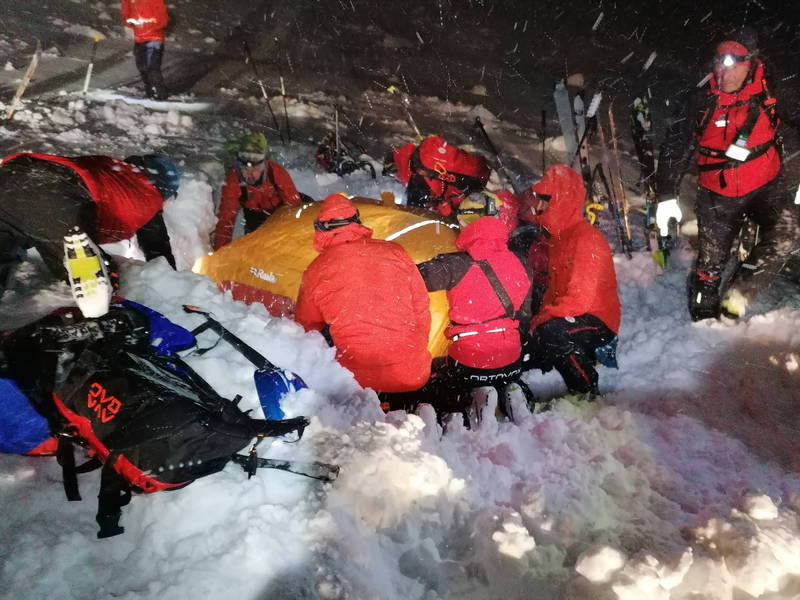 奥地利红十字会昨（4）日表示，奥地利当地时间週六下午，有11人在萨尔斯堡（Salzburg）塔姆斯韦格县（Tamsweg）的一个斜坡上滑雪，然而一场雪崩造成其中3人死亡、2人受伤。雪崩救难示意图，与本新闻内容无关。（欧新社资料照）(photo:LTN)