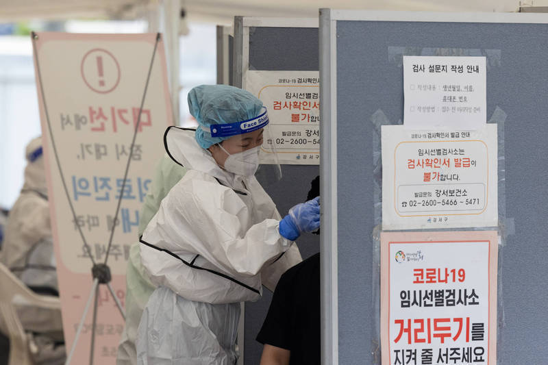 南韓武漢肺炎（新型冠狀病毒病，COVID-19）疫情難以平息，過去一天再新增5128例，其中近期在各國迅速擴散的新型變種病毒「Omicron」得確診病例則有12例。圖為示意圖。（資料照，彭博）