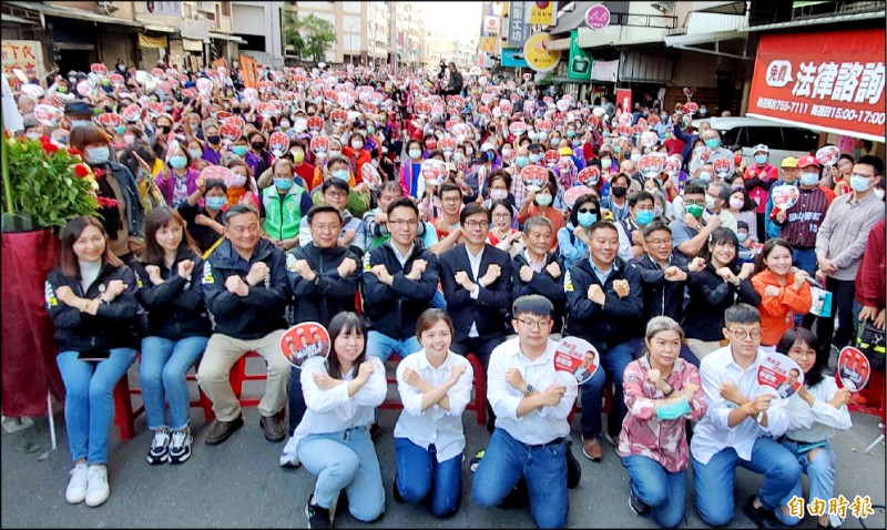 民進黨公投宣講由市長陳其邁領軍，現場湧進三千人。（記者陳文嬋攝）