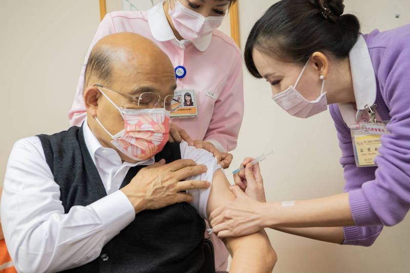 行政院長蘇貞昌今日上午施打第二劑疫苗，並請指揮中心及地方政府持續增加民眾施打疫苗的可及性，以加速提升國內的完整防護力。（行政院提供）