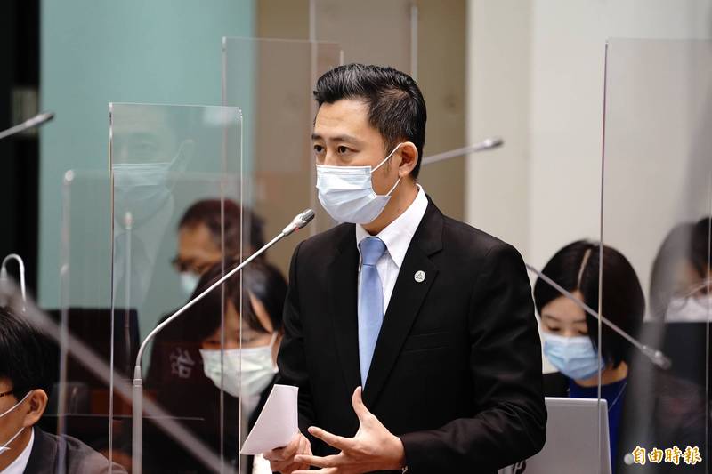 竹市議會通過明年度總預算，市長林智堅感謝議會支持。（記者蔡彰盛攝）
