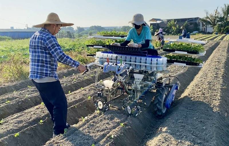 蔬菜機械代耕團推出的「人機一體」專業代耕服務，每分地2人不到1小時即可完成，可省下超過3分之2的人力。（高市農業局提供）