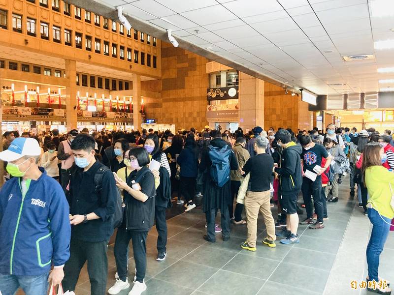 台北車站大廳西側迴廊昨（5日）起一連5天提供疫苗接種服務，今天湧現更多排隊人潮。（記者陳心瑜攝）