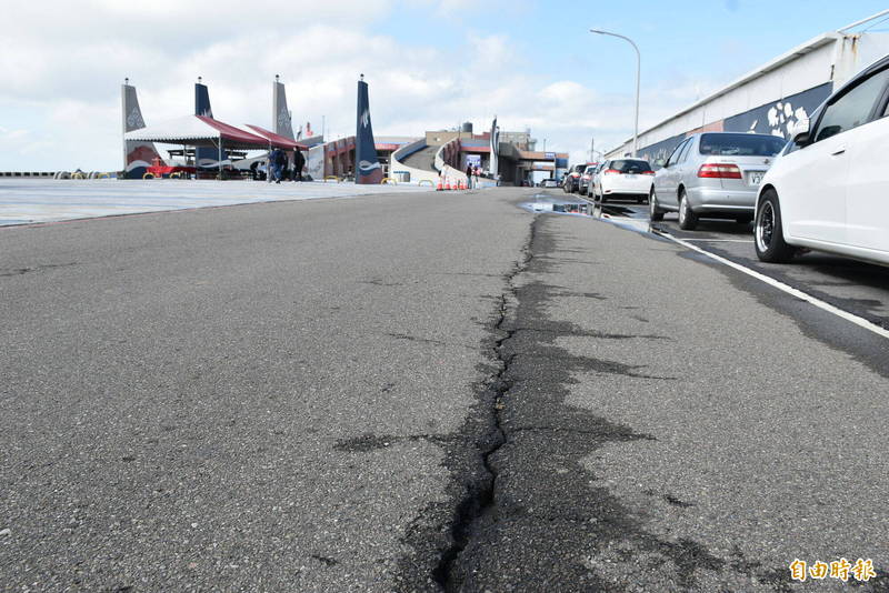 永安漁港南岸港區道路出現路面龜裂、凹陷、鋪面剝落、標誌線模糊等情形，市府預計春節前改善完工。（記者李容萍攝）