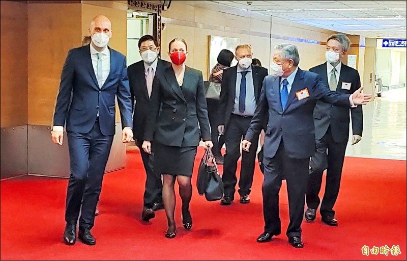 斯洛伐克經濟部政次葛力克（左一）昨率領43人訪問團，搭乘政府專機抵台，我外交部政次田中光（右二）在機場國賓門迎接。（記者姚介修攝）