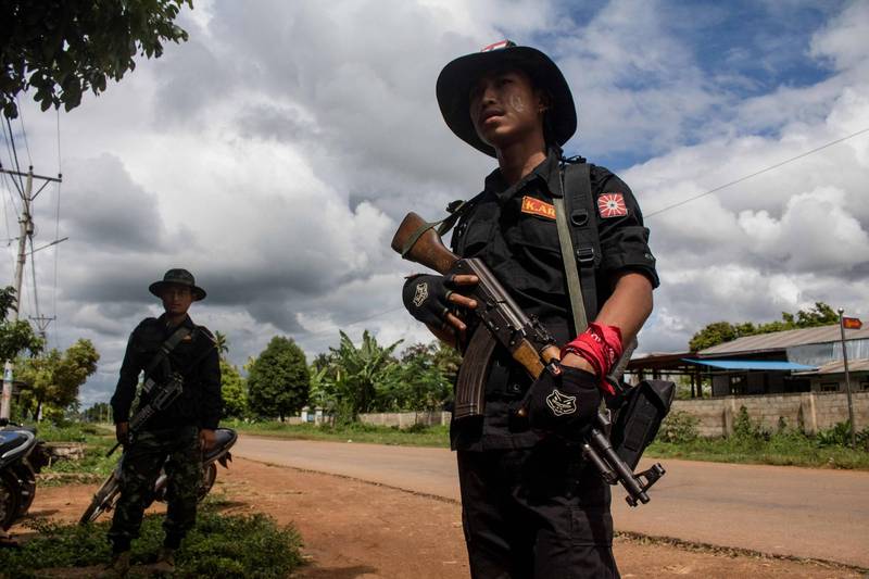 缅甸自今年2月军政府政变以来，「人民防卫军」（PDFs）民兵组织在全国各地四起，行伍间多为大学生、村民的他们，虽然效率和毅力惊人，连军政府都大为震惊，现在却正面临弹尽粮绝的危机。图为缅甸民兵队KNDF成员。（法新社）(photo:LTN)