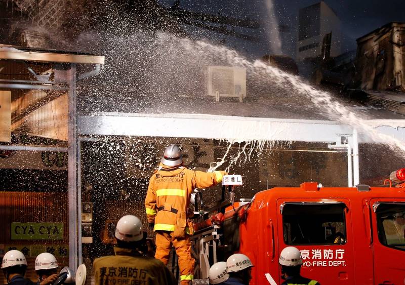 日本東京住宅區發生火災延燒13棟房屋。東京消防員示意圖。（路透）