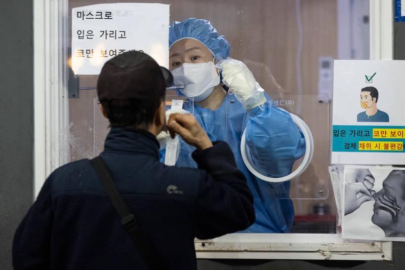 南韓5日再添4325例武肺確診，Omicron感染個案增至24例。（彭博社）