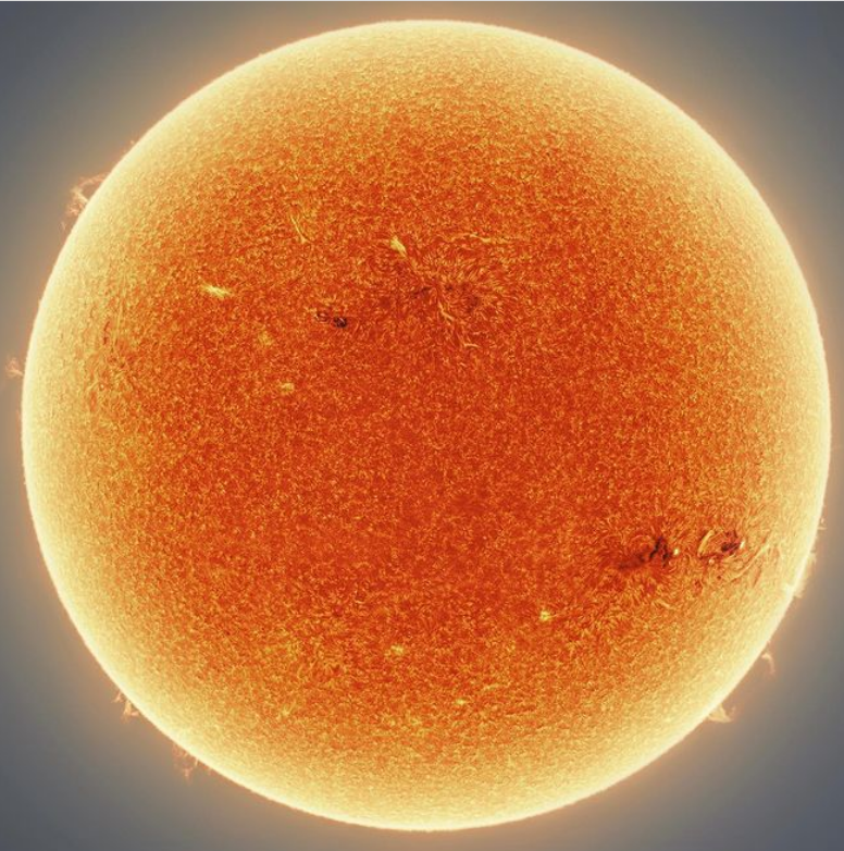 特写画面中，可以看到太阳表面闪焰看上去有如呈漩涡状的羽毛一般，此外还能看到旁边有神秘的黑点。（图翻摄自@cosmic_background_IG）(photo:LTN)