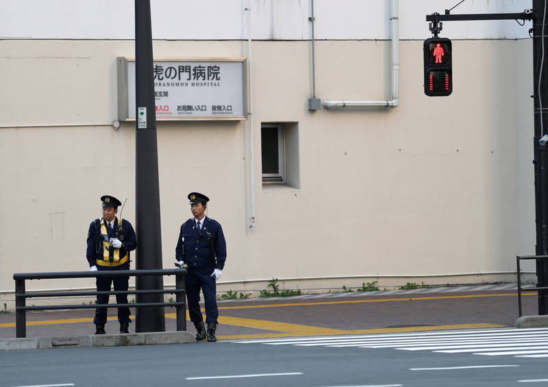 美国驻日大使馆今（6）日声明指出，收到多起外国人疑似遭日本警方以「种族归纳」（Racial Profiling）偏见针对的报告，包括遭到无理的拘留、问话及搜查等。图为日本警察示意图，非当事人。（路透）(photo:LTN)