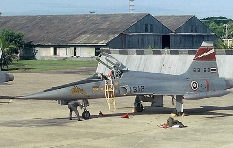 泰國空軍一架F-5戰機日前在升空訓練過程中疑似遭遇鳥擊墜機。（圖翻攝自推特）