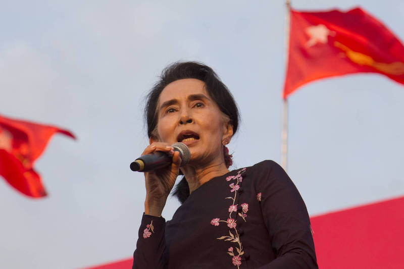 緬甸前國務資政翁山蘇姬（Aung San Suu Kyi）今（6）日稍早遭判刑4年，緬甸軍政府疑似不敵國際、民間壓力，晚間透過官媒宣布，將「特赦」翁山蘇姬部分罪責，為她減刑2年。（美聯社檔案照）