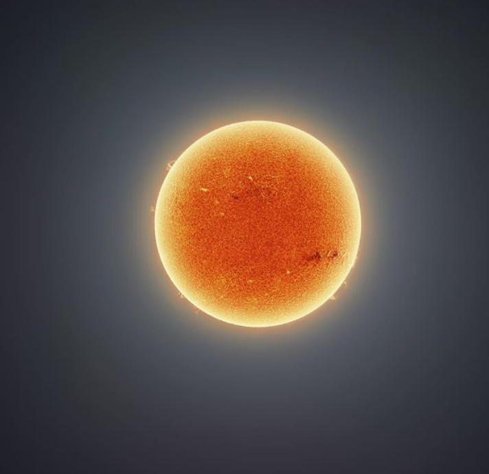 美国天文摄影师麦卡钖近日在社群平台分享一系列高清太阳照，引发热议。（图翻摄自@cosmic_background_IG）(photo:LTN)