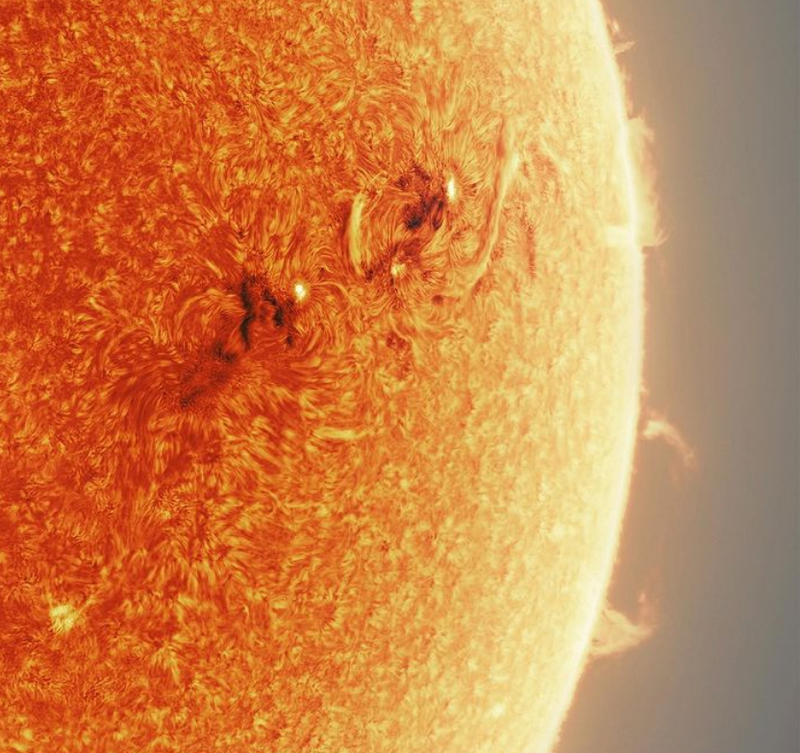 特写画面中，可以看到太阳表面闪焰看上去有如呈漩涡状的羽毛一般。（图翻摄自@cosmic_background_IG）(photo:LTN)