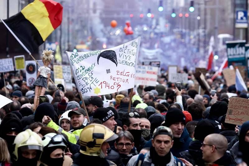 比利時昨日爆發群眾大規模示威，大約8千人湧至歐盟總部外高呼口號，部分示威者傳出破壞商店櫥窗及施放煙火抗議等，警方為此動員發射水砲及催淚瓦斯進行驅離。（法新社）
