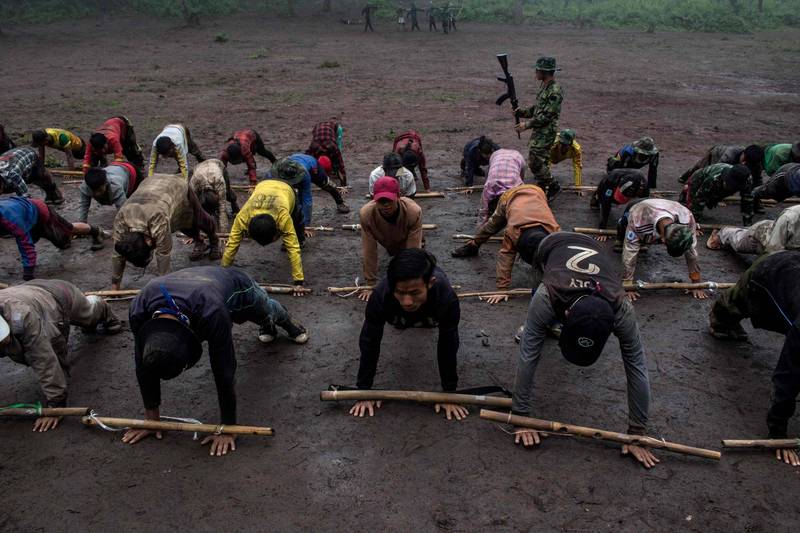 2月军变以来，缅甸境内各地都有所谓「人民防卫军」的民兵队成立，对军政府进行游击战，或用地雷等装置破坏军政府的大型机具。图为KNDF民兵队新兵受训。（法新社）(photo:LTN)