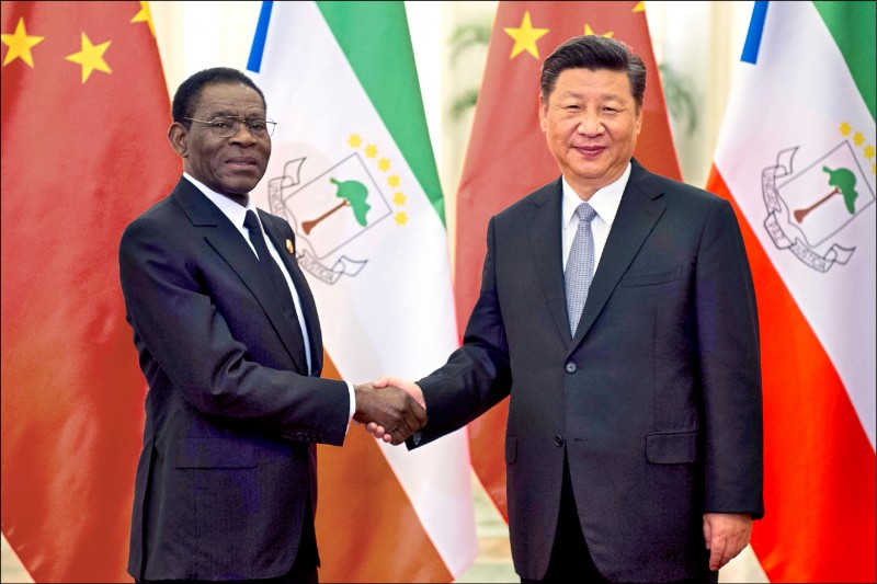 華爾街日報披露，中國有意在非洲中部小國赤道幾內亞建立軍事基地，可能對「對岸」的美國帶來極大安全威脅。圖為赤道幾內亞總統恩格瑪二○一八年九月訪問中國，接受中國國家主席習近平接待。（法新社檔案照）