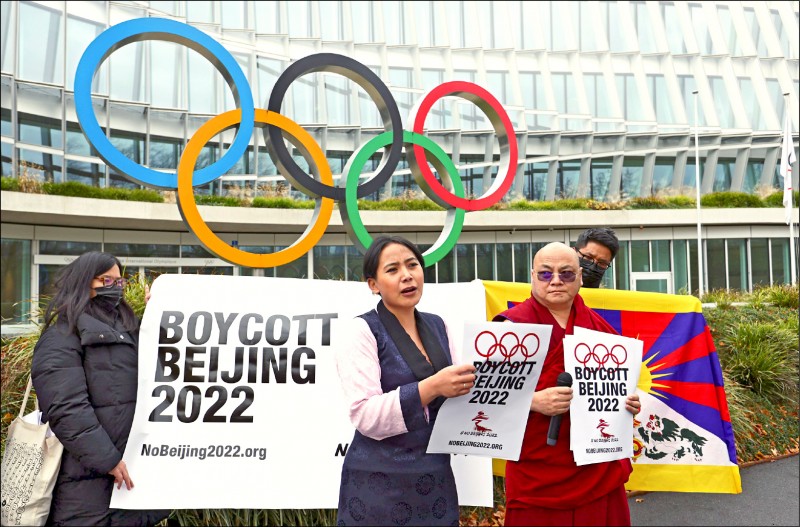 人權紀錄不佳的中國即將舉辦北京冬季奧運會，引起西方國家強烈反彈。圖為西藏裔維權人士齊美拉莫（Chemi Lhamo，前左）和久美嘉措（Golog Jigme Gyatso，前右），上月底在瑞士洛桑的國際奧林匹克委員會總部外，呼籲抵制北京冬奧。（路透）
