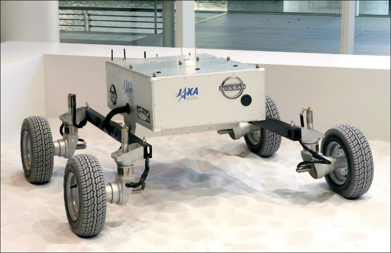 為了不會在砂地出現輪胎空轉的情況，日產汽車與日本「宇宙航空研究開發機構」合作研發的月球車，共配備4具馬達控制行走。（取自網路）