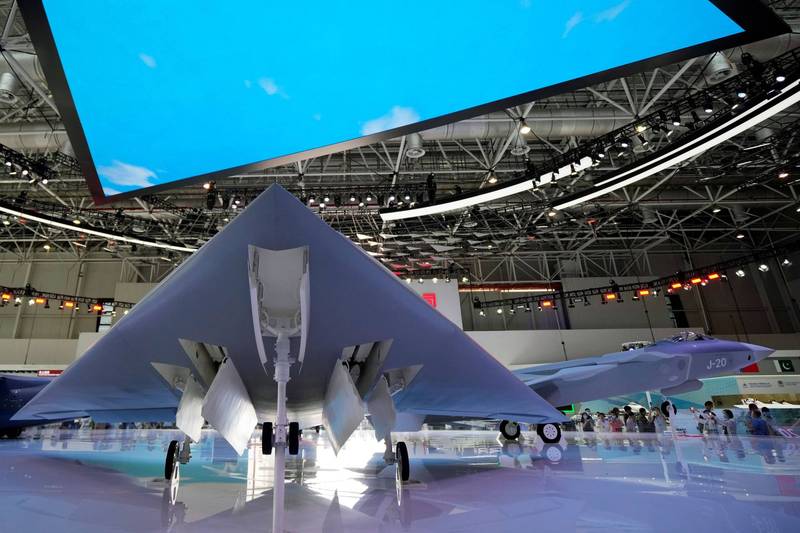 今年9月在珠海中國國際航空航天博覽會展出的「攻擊-11」（代號「利劍」）無人攻擊機和殲-20匿蹤戰機模型。（路透檔案照）