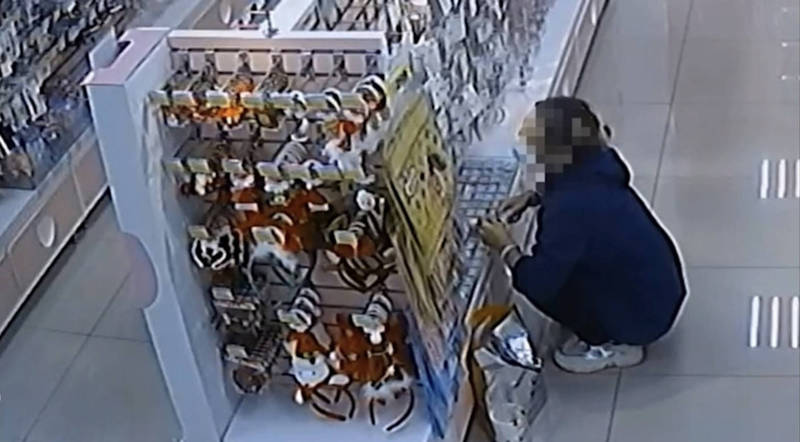林姓女子涉嫌行竊店家被逮辯稱忘拿出結帳，警到場意外發現她身上藏沾毒吸食器。（民眾提供）