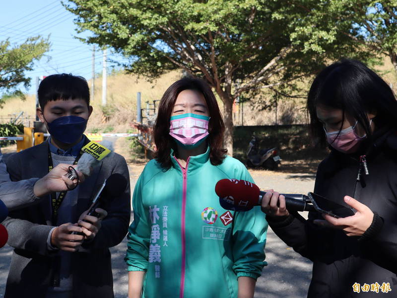 國民黨主席朱立倫表示，要刪除政府養網軍的預算，台中市第二選區立委補選參選人林靜儀表示，不要把政府政策宣導及仗義執言的民眾通通當成網軍。（記者歐素美攝）