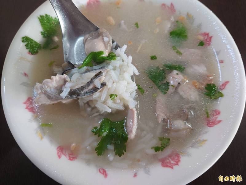 台南是全國虱目魚產量最多的縣市，虱目魚鹹粥依品項、材料份量多寡，價位60至130元不等。（記者洪瑞琴攝）
