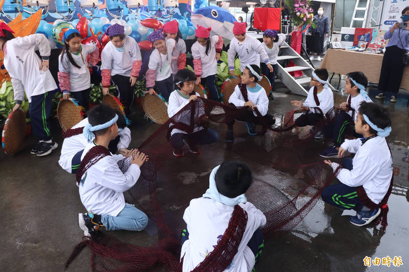 南安國小帶來的鯖魚舞表演揭開序幕。（記者林敬倫攝）