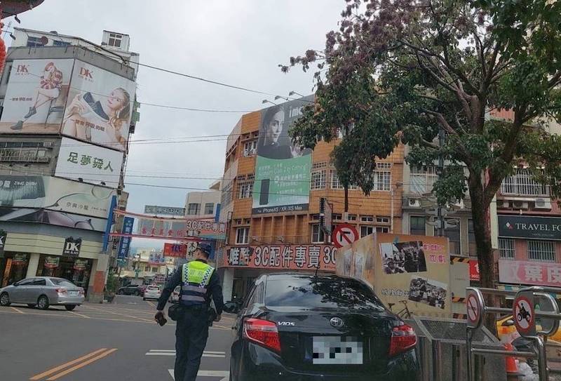 苗栗警方將加強苗栗市重要路段違規停車取締勤務。（記者張勳騰翻攝）