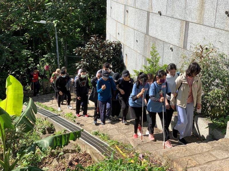 台北市啟明學校創校104週年，全校視障學生在志工陪同下體驗爬山趣。（圖由啟明學校提供）