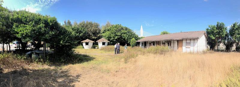 芳苑鄉第一座共融公園前是竹管屋廣場，雜草叢生。（CIP提供）