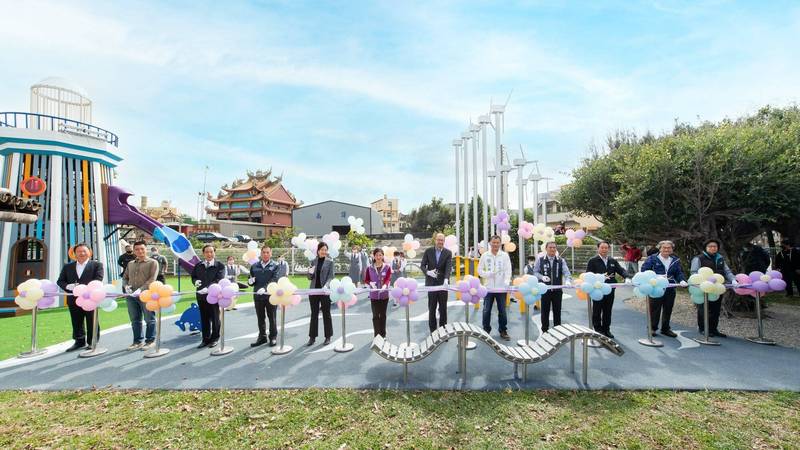 名為「好厝邊風電廣場」又被稱是共融公園，位在CIP風場計畫基地對面的芳苑鄉轄區，最近風光剪綵，熱鬧啟用。（CIP提供）