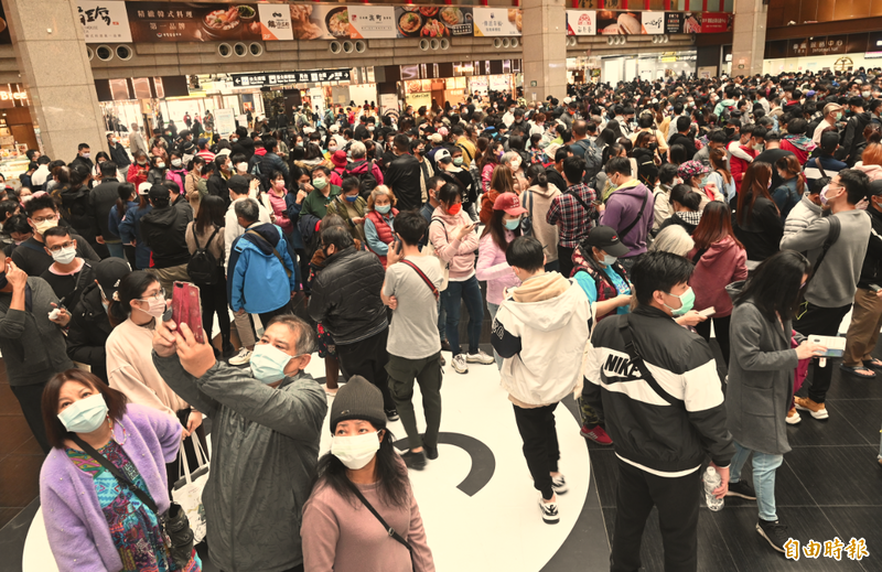 台北車站排隊打疫苗領100元禮券，現場吸引大批民眾排隊。（記者田裕華攝）