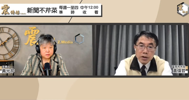 台南市長黃偉哲（右）表示，凡舉大創案、爐渣案，過去他就多次遭網軍攻擊，2018年還有人指控他「幹便當」，對此，他認為：「是時候該處理網軍問題了」。（《震傳媒》提供）