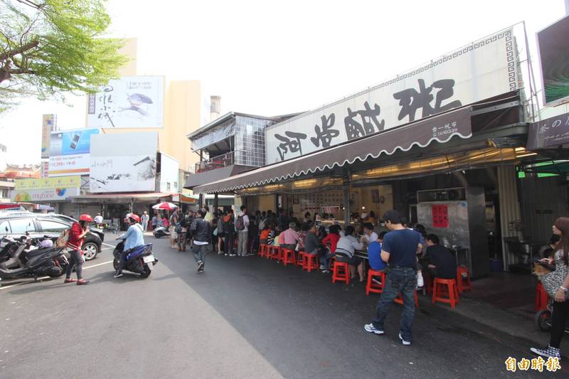 台南市阿堂鹹粥最近因調漲價格引起各界議論。（資料照）