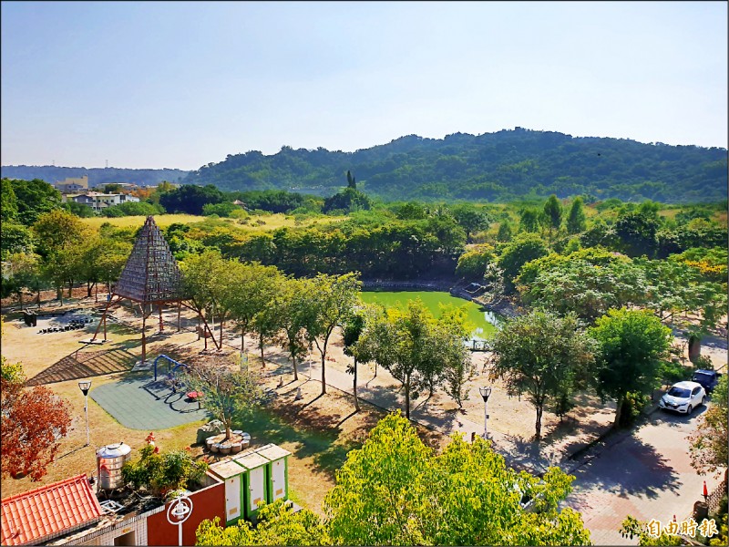 南投縣政府計劃利用草屯鎮植物公園旁近十四公頃的縣有地，規劃興建「手工藝智慧產業園區」。（記者佟振國攝）