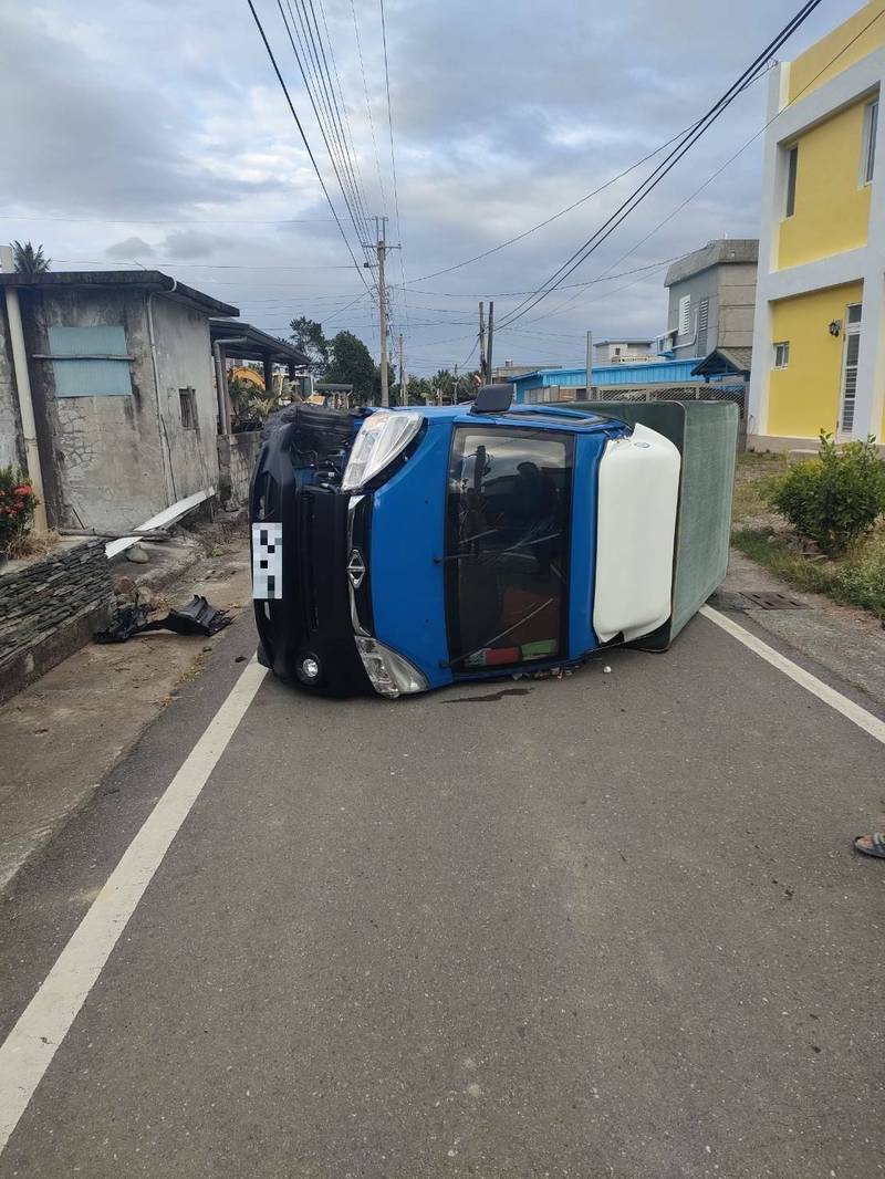 成功鎮豐田社區內昨天下午發生小貨車翻覆意外。（記者黃明堂翻攝）