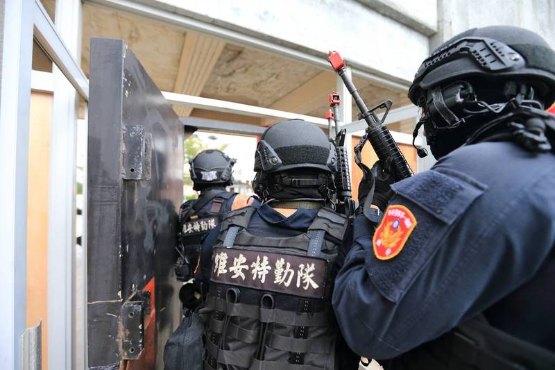 警政署於六福村主題遊樂園舉辦的無劇本反恐演練。（記者邱俊福翻攝）