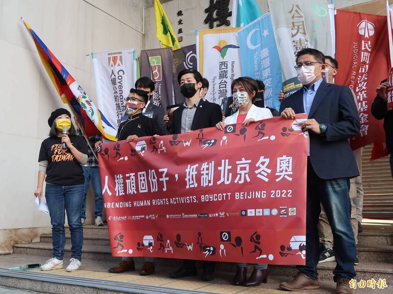 民間團體及朝野立委今日在立法院外召開記者會宣布，12月10日上午將舉辦「抵制北京冬奧遊行」。（記者陳鈺馥攝）